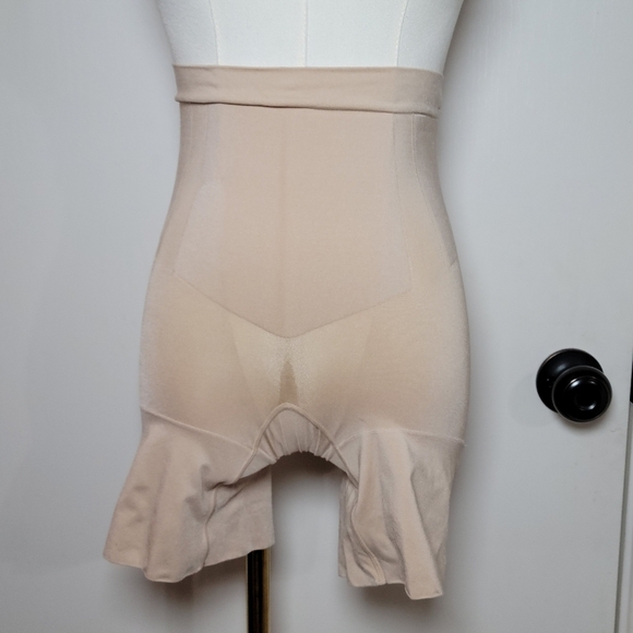 SPANX OnCore Mid-Thigh Shaping Shorts Size Medium - Picture 1 of 8